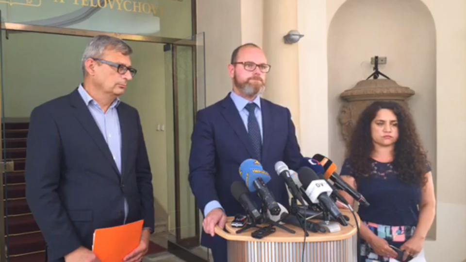 Ministr školství v demisi Robert Plaga (uprotřed) při tiskové brífinku